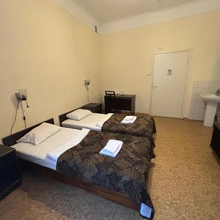 Hostel Viktorija With Private Rooms Riga Esterno foto