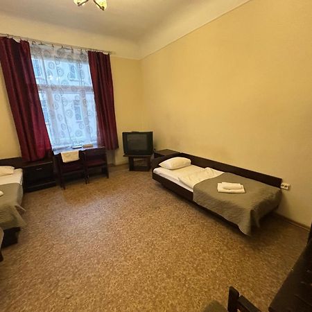 Hostel Viktorija With Private Rooms Riga Esterno foto