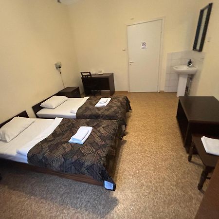 Hostel Viktorija With Private Rooms Riga Esterno foto