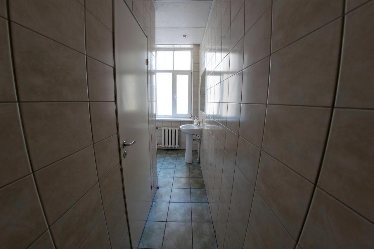 Hostel Viktorija With Private Rooms Riga Esterno foto