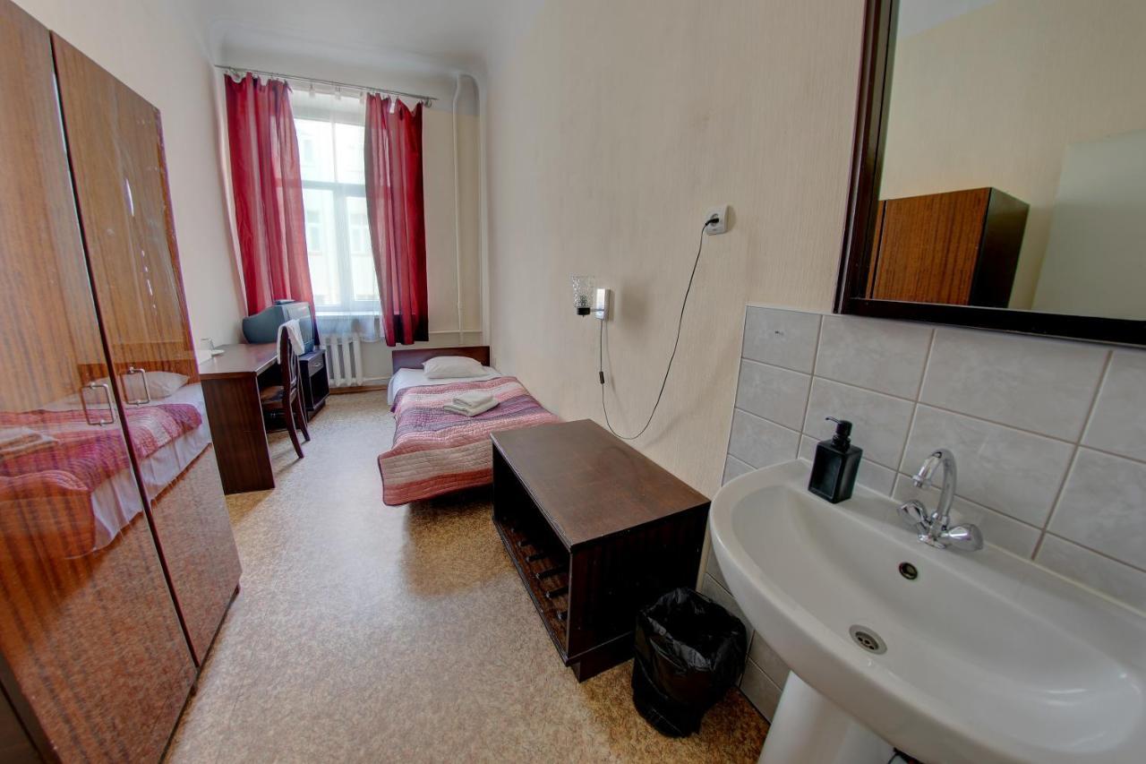 Hostel Viktorija With Private Rooms Riga Esterno foto