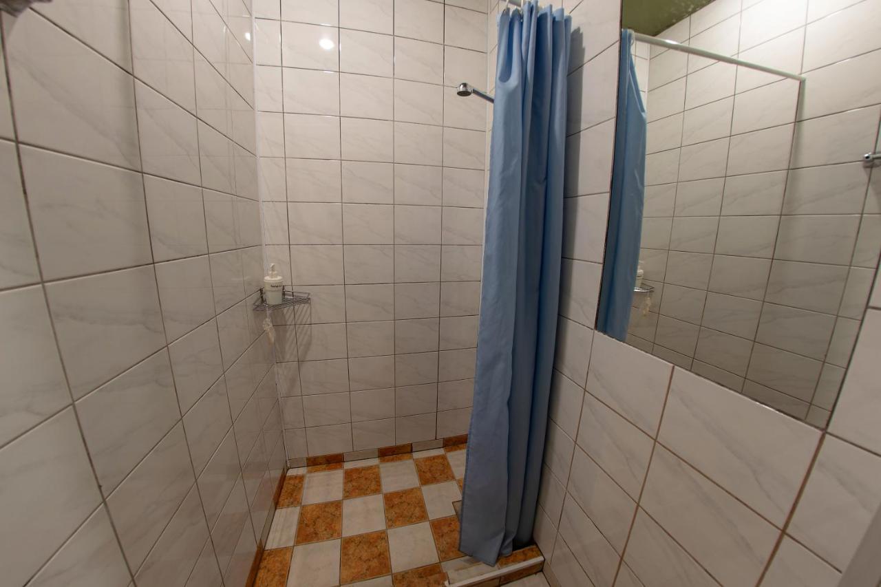 Hostel Viktorija With Private Rooms Riga Esterno foto