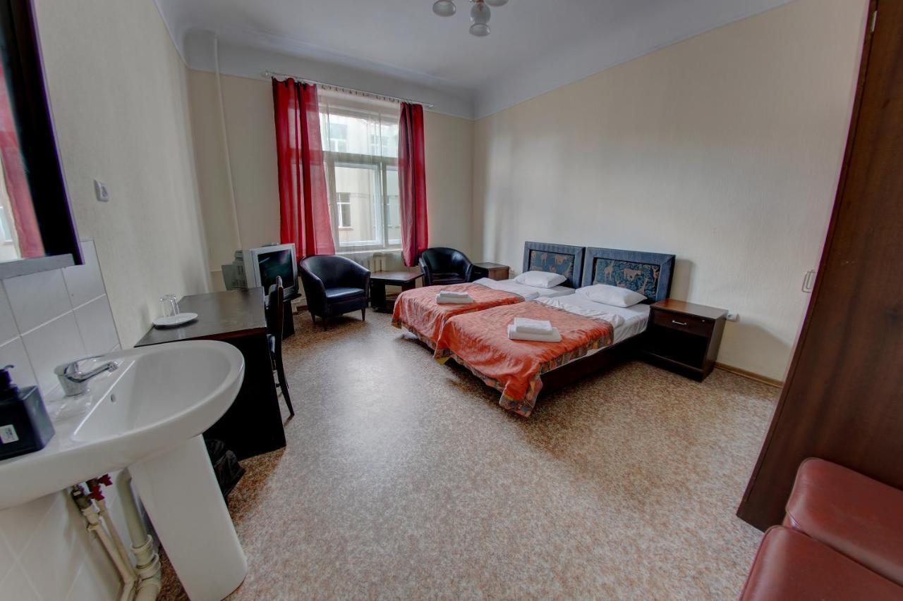 Hostel Viktorija With Private Rooms Riga Esterno foto