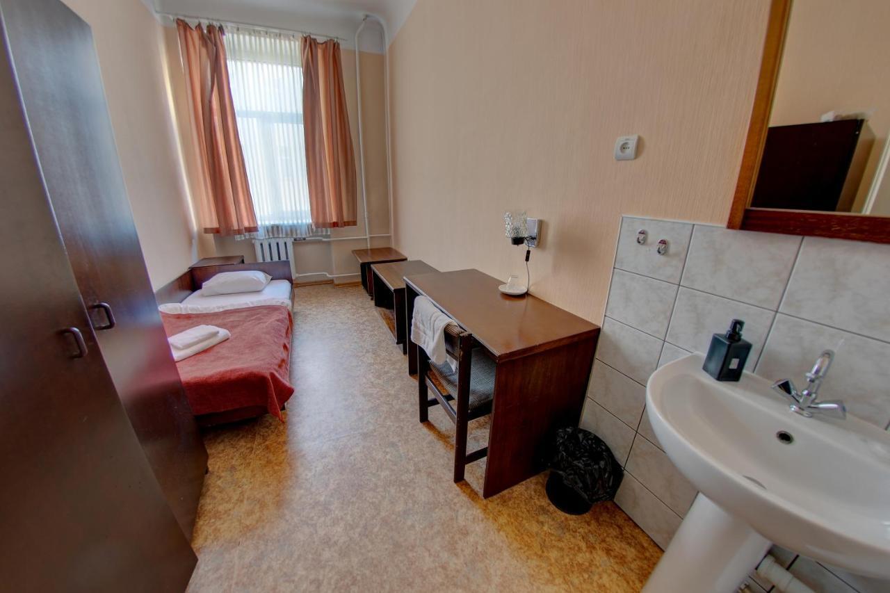 Hostel Viktorija With Private Rooms Riga Esterno foto