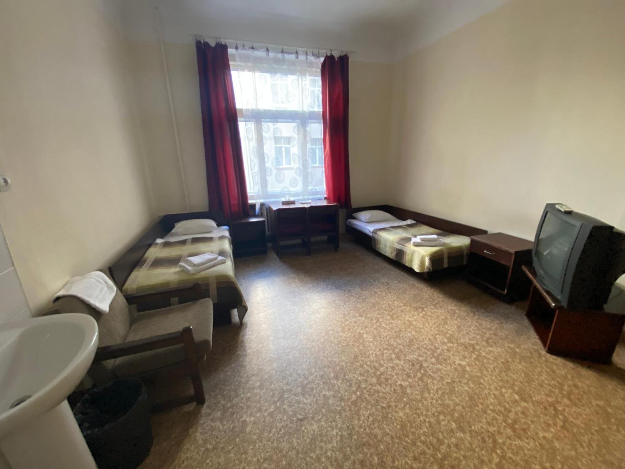 Hostel Viktorija With Private Rooms Riga Esterno foto