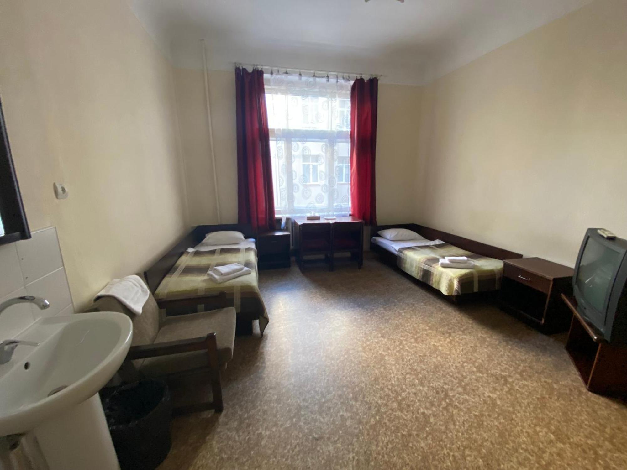 Hostel Viktorija With Private Rooms Riga Esterno foto