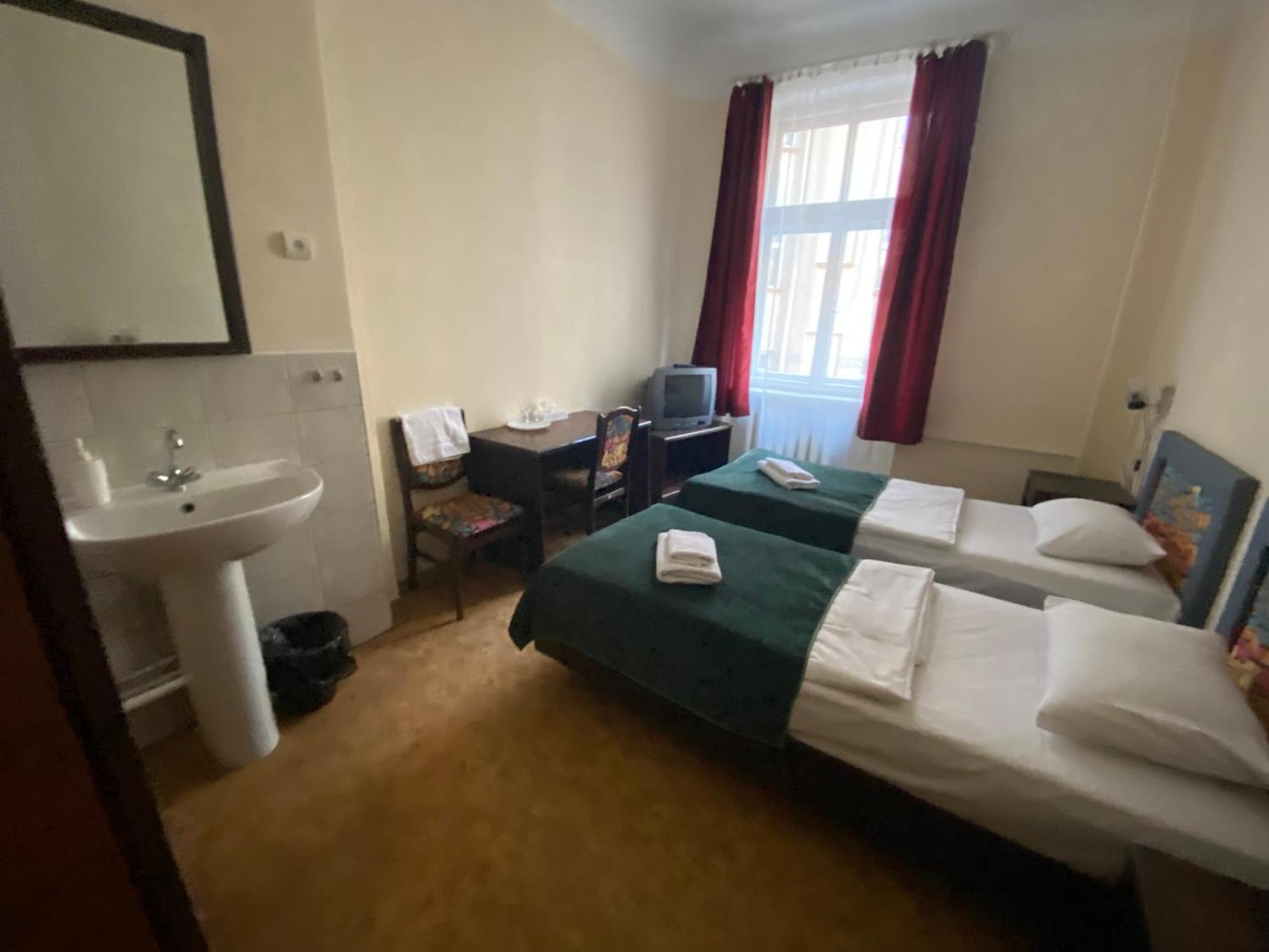 Hostel Viktorija With Private Rooms Riga Esterno foto