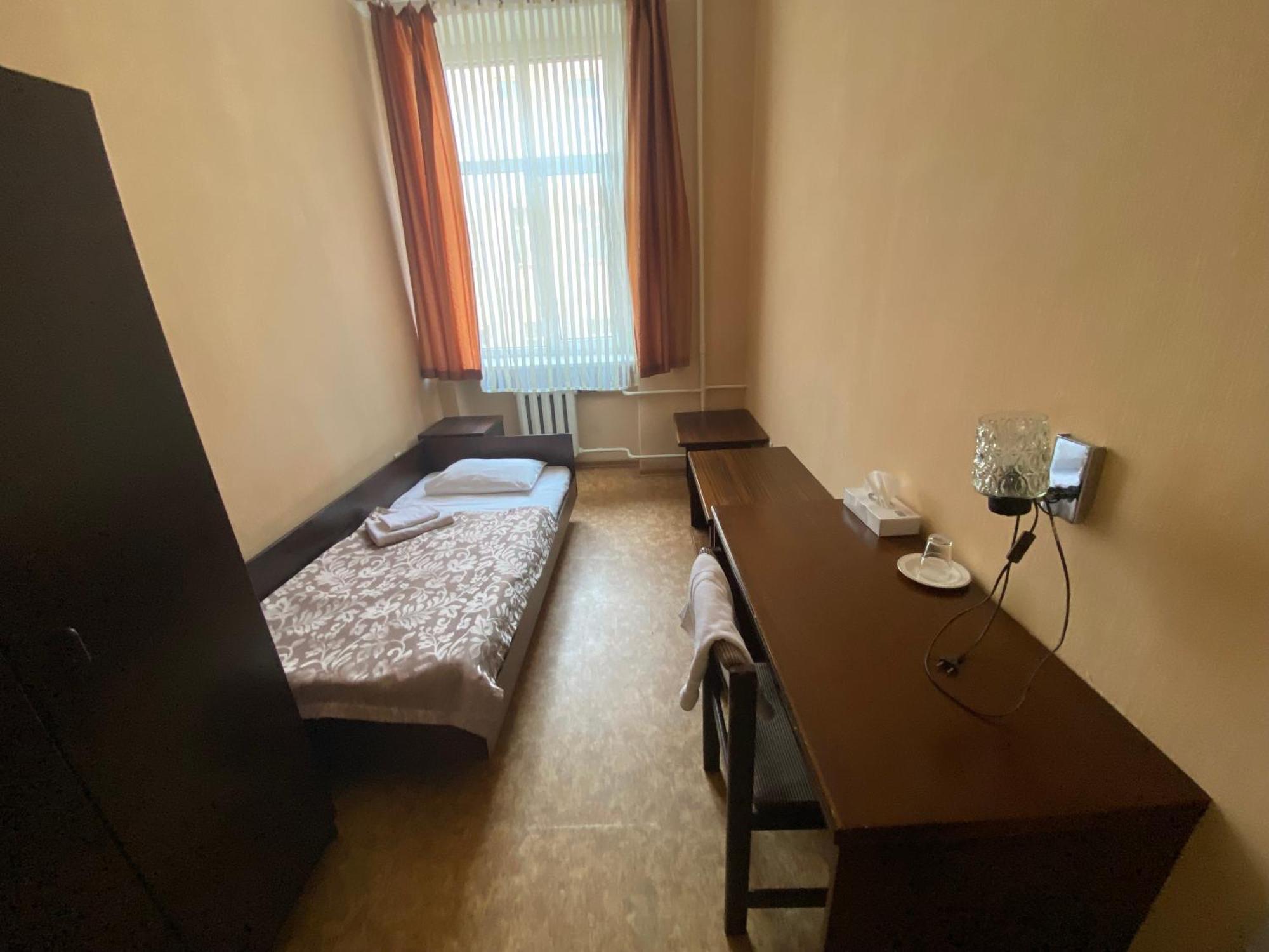 Hostel Viktorija With Private Rooms Riga Esterno foto