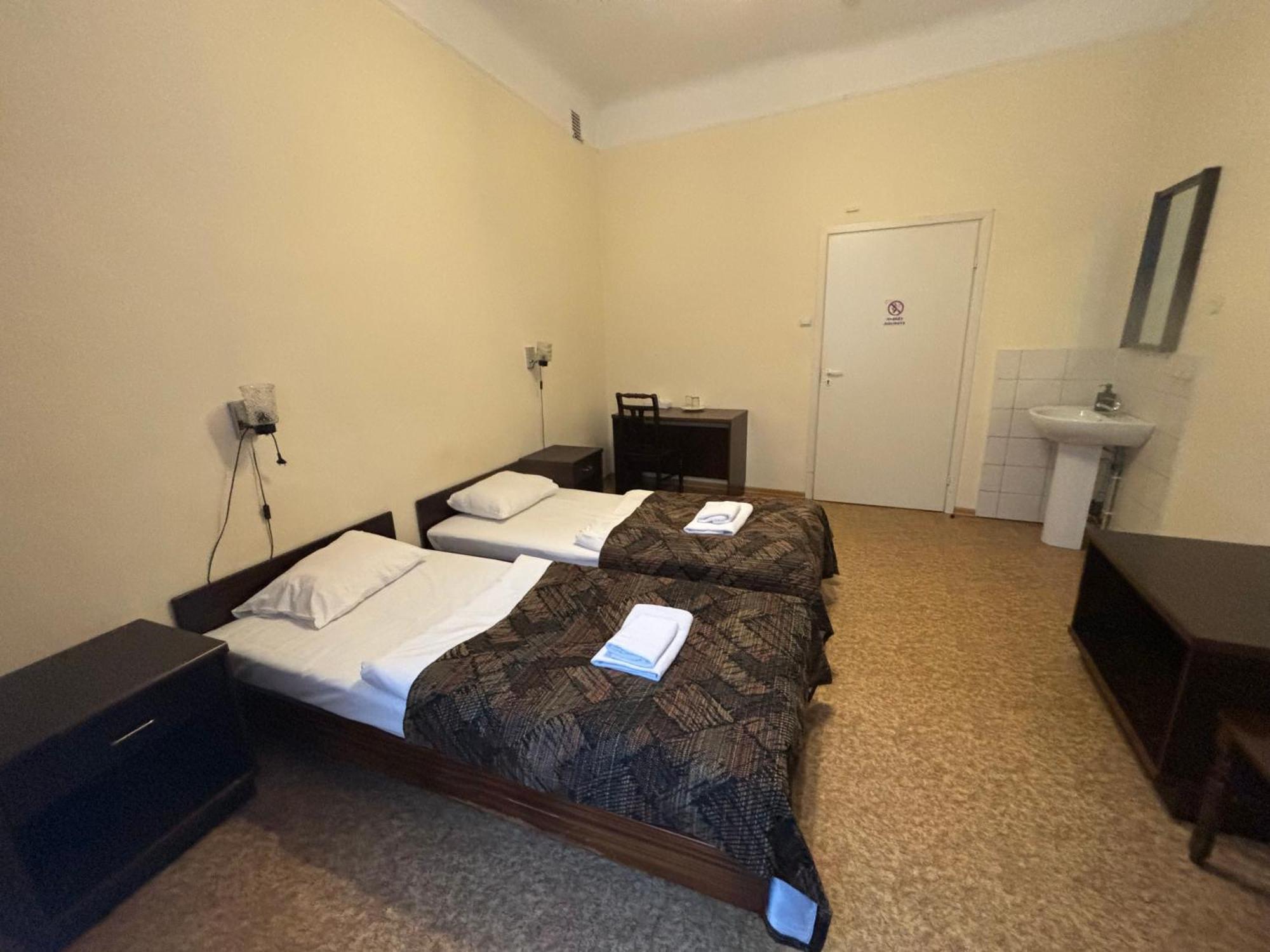 Hostel Viktorija With Private Rooms Riga Esterno foto