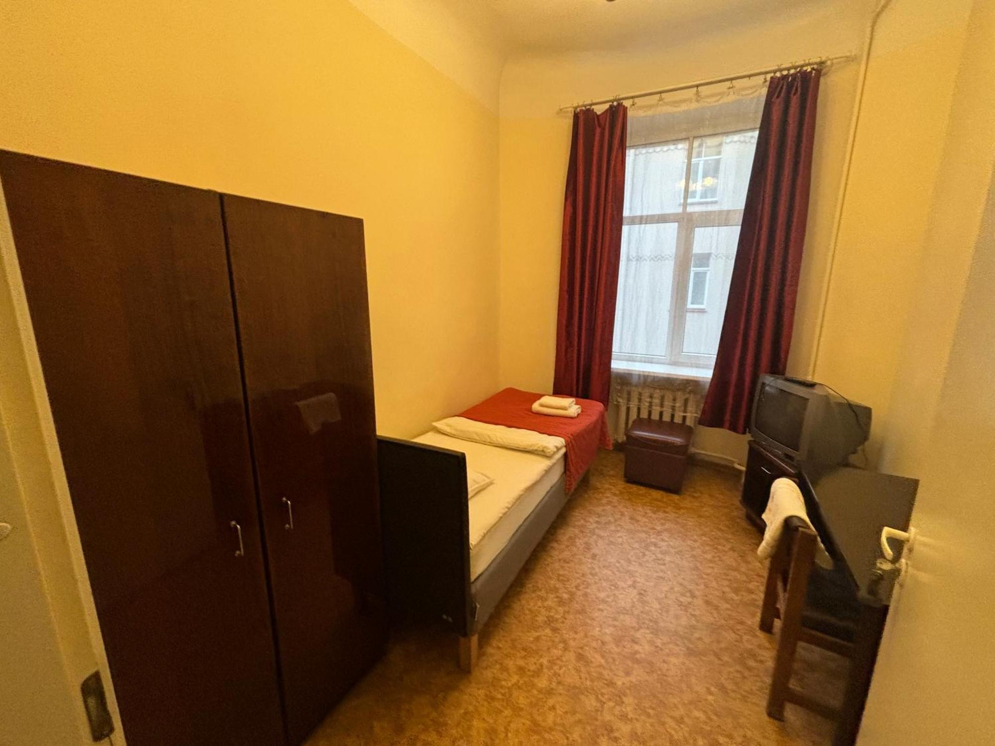 Hostel Viktorija With Private Rooms Riga Esterno foto