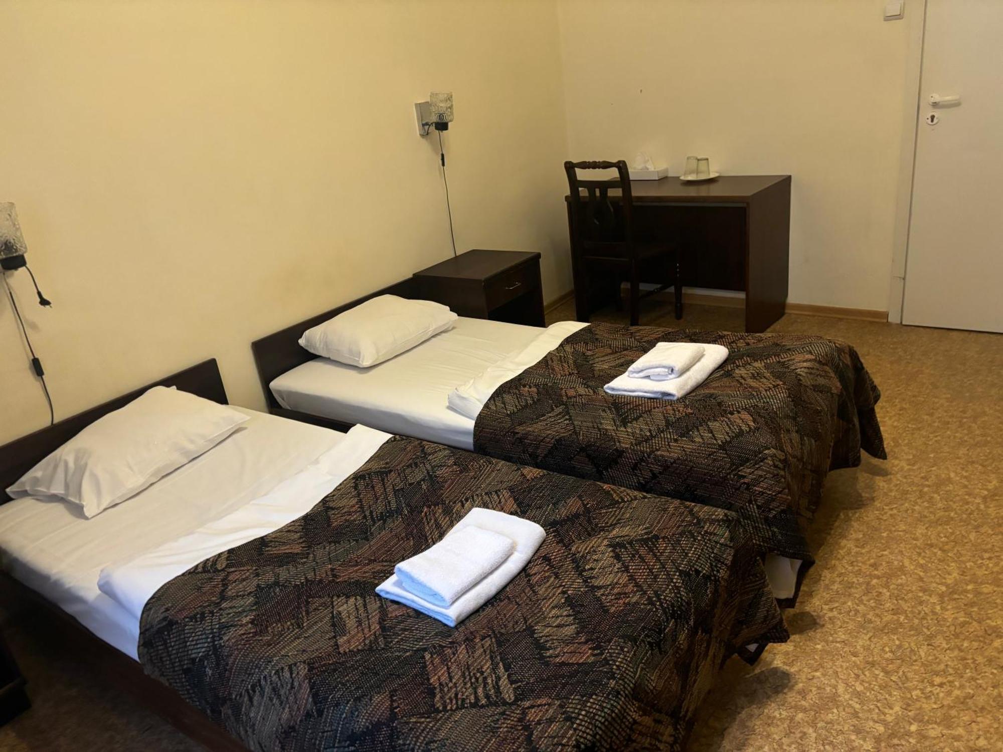 Hostel Viktorija With Private Rooms Riga Esterno foto