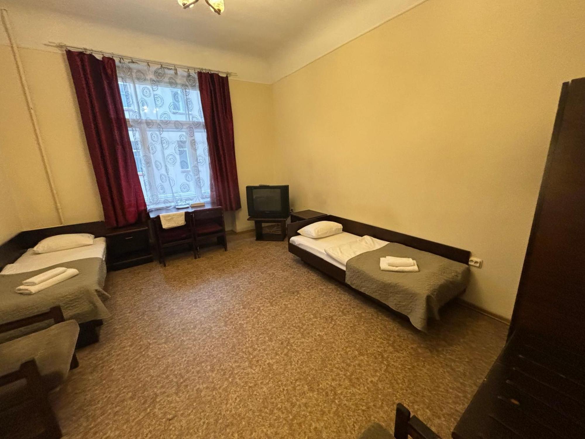 Hostel Viktorija With Private Rooms Riga Esterno foto