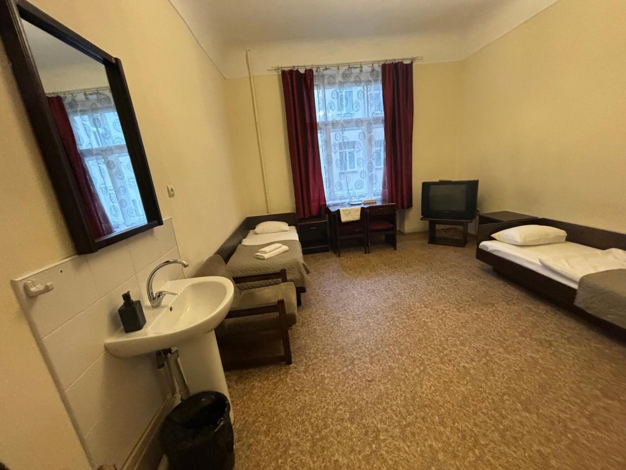 Hostel Viktorija With Private Rooms Riga Esterno foto