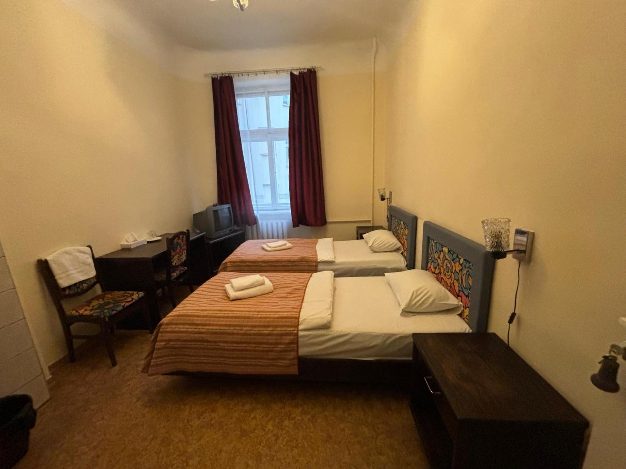 Hostel Viktorija With Private Rooms Riga Esterno foto