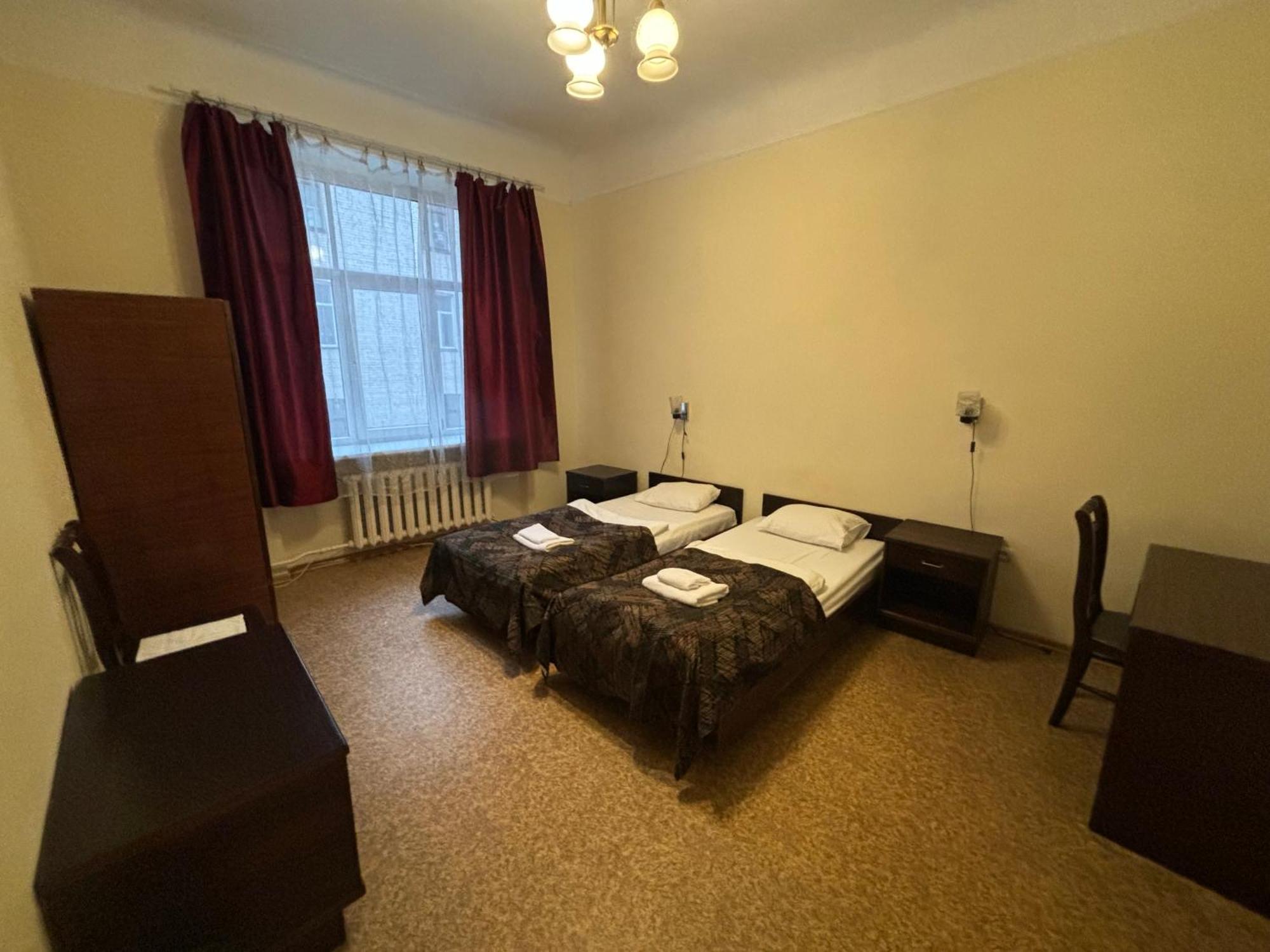 Hostel Viktorija With Private Rooms Riga Esterno foto