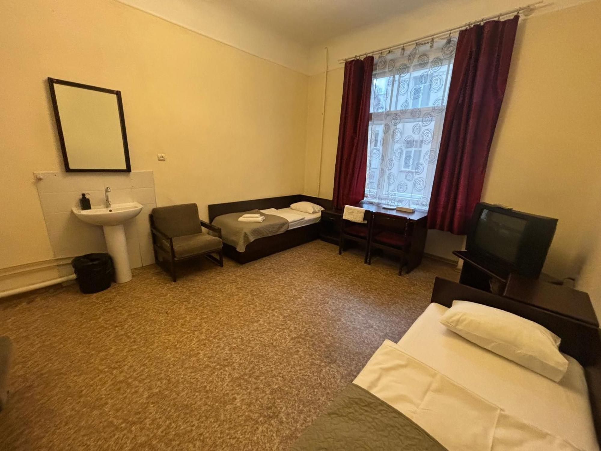 Hostel Viktorija With Private Rooms Riga Esterno foto