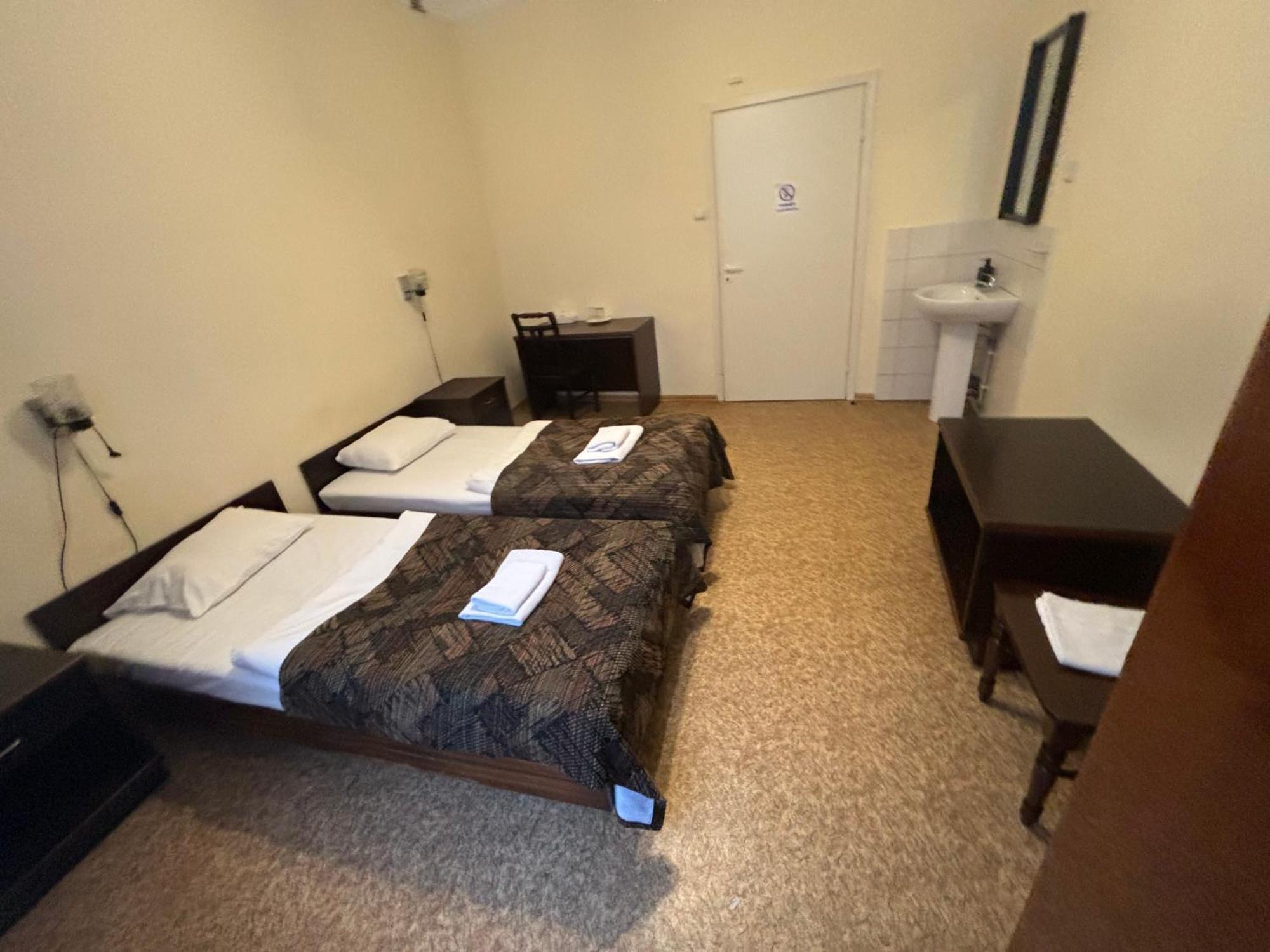 Hostel Viktorija With Private Rooms Riga Esterno foto
