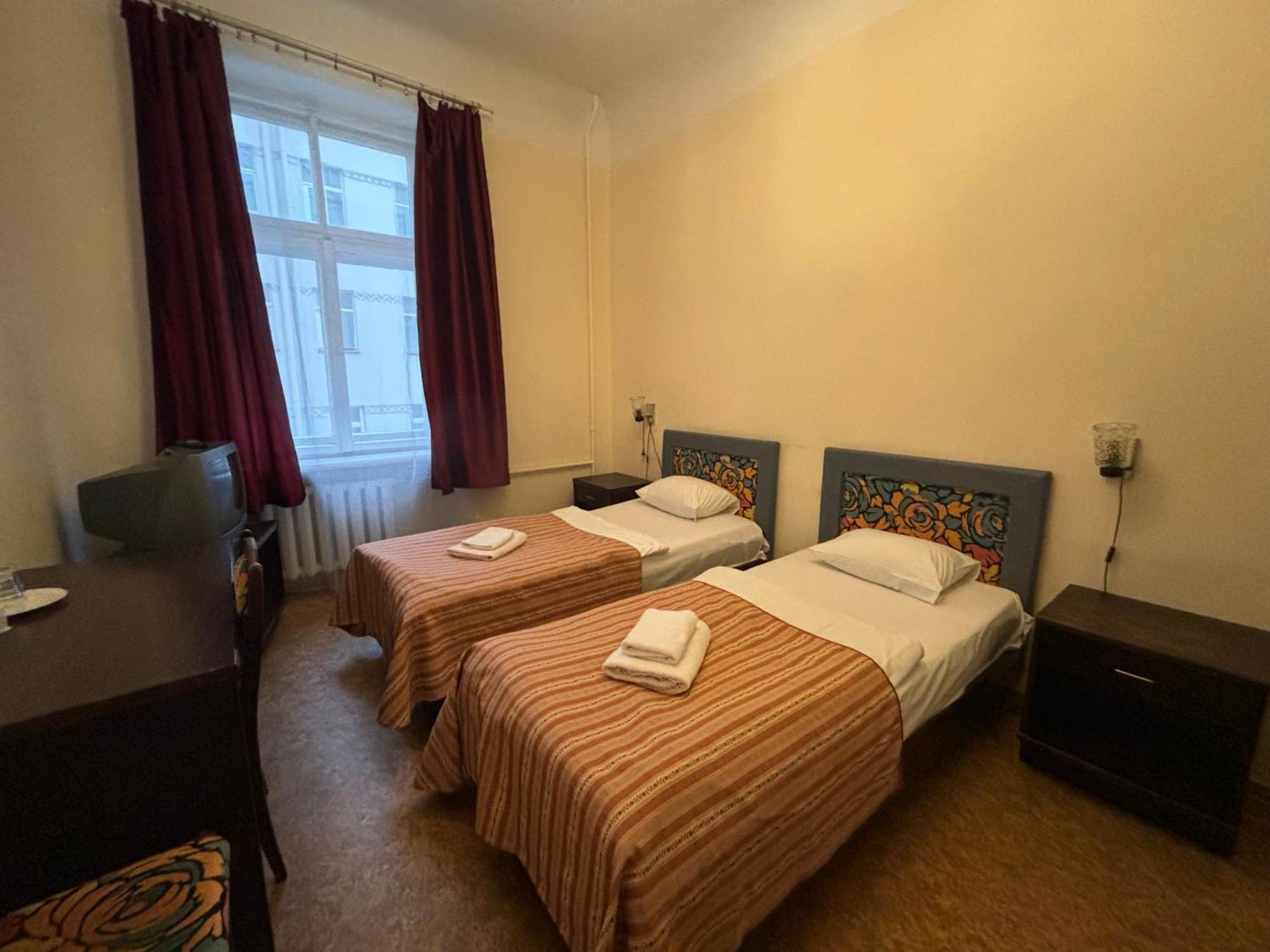 Hostel Viktorija With Private Rooms Riga Esterno foto