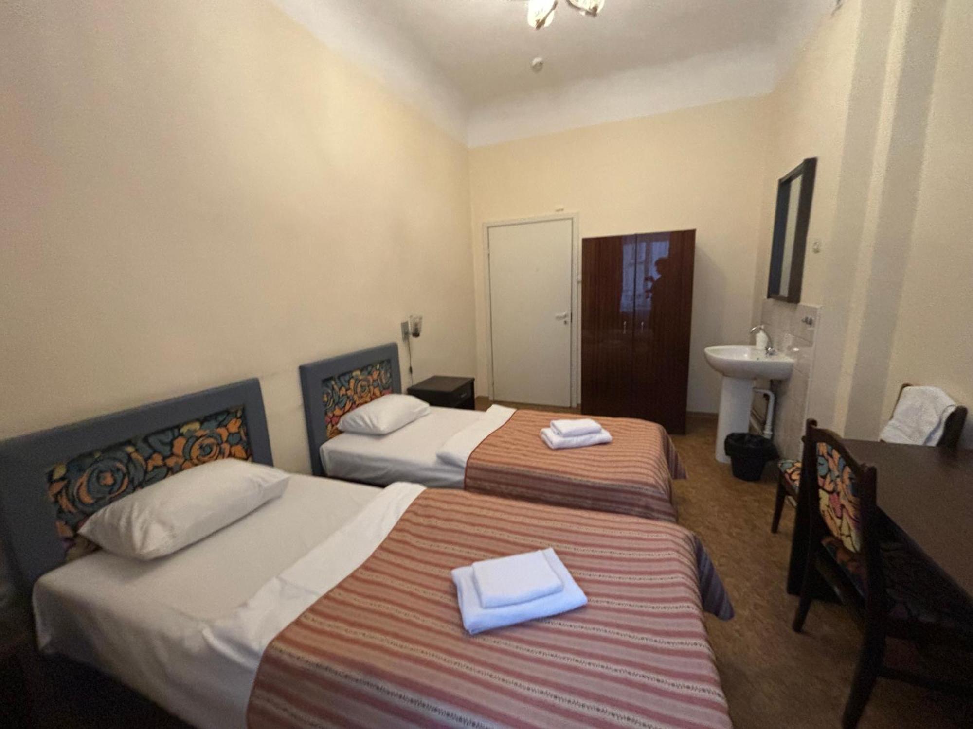 Hostel Viktorija With Private Rooms Riga Esterno foto