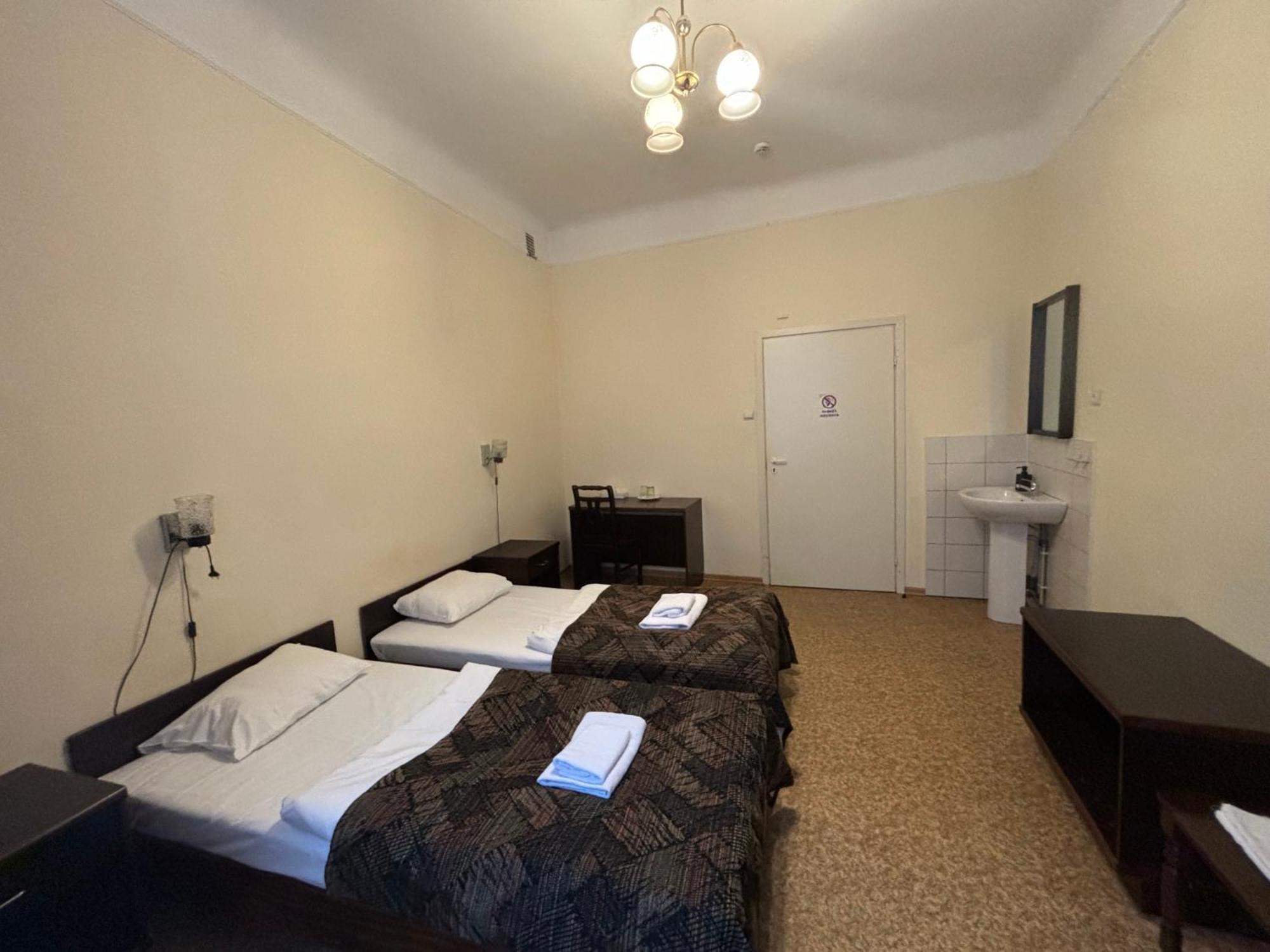 Hostel Viktorija With Private Rooms Riga Esterno foto
