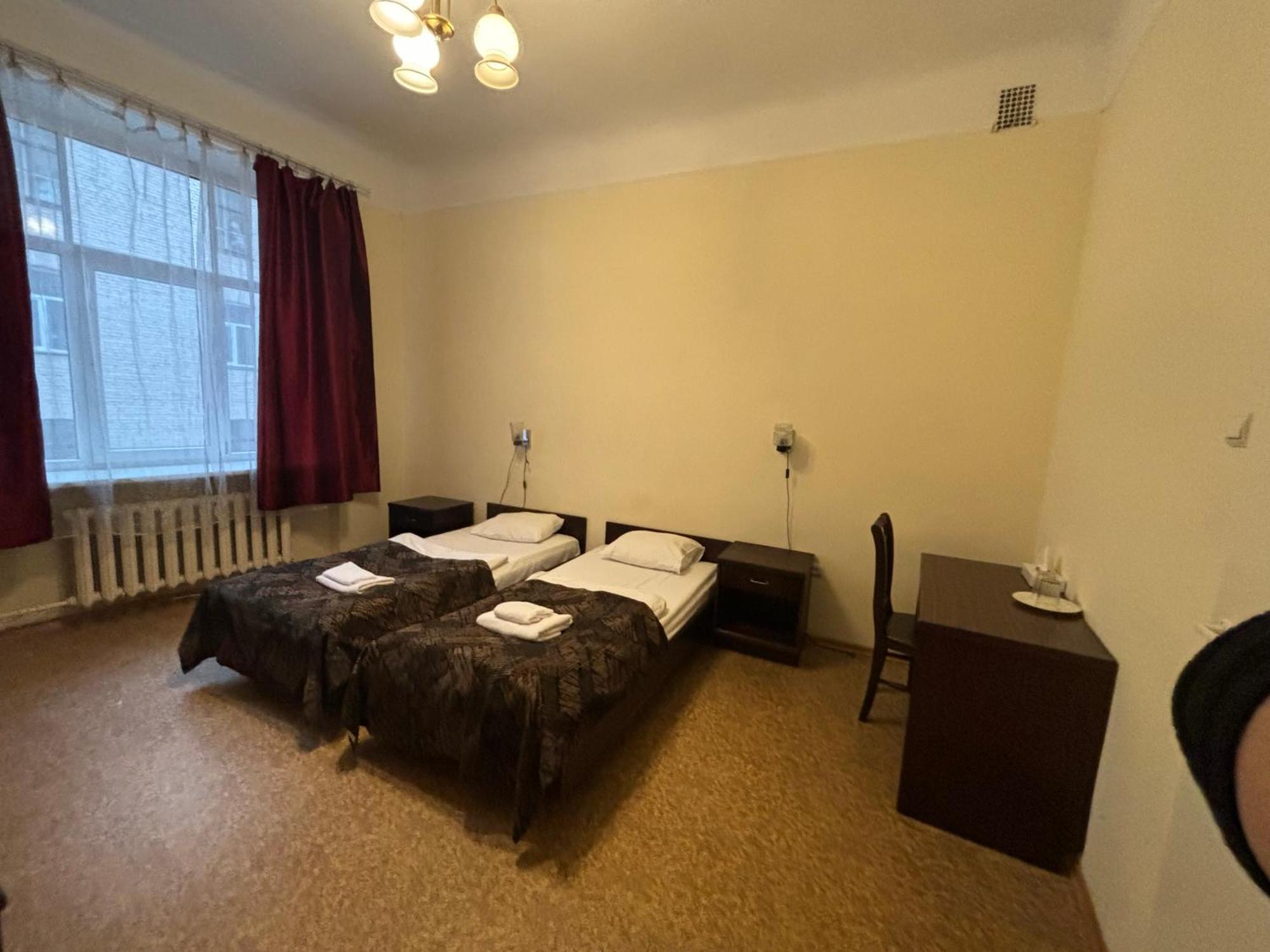 Hostel Viktorija With Private Rooms Riga Esterno foto